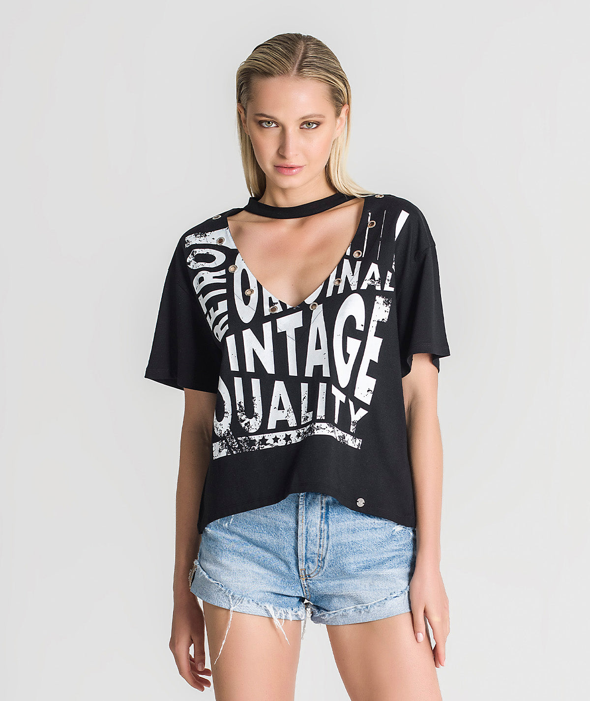 T‐shirt com ilhós e estampado T078