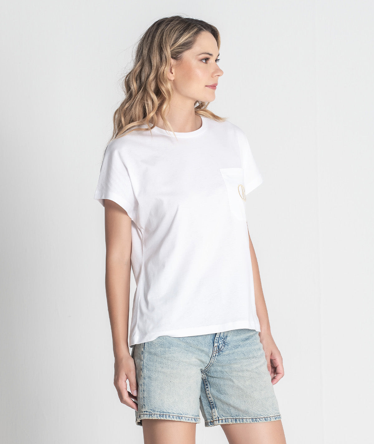 T-shirt bolso com R bordado T083