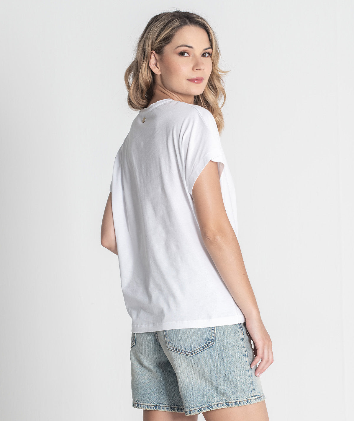 T-shirt bolso com R bordado T083