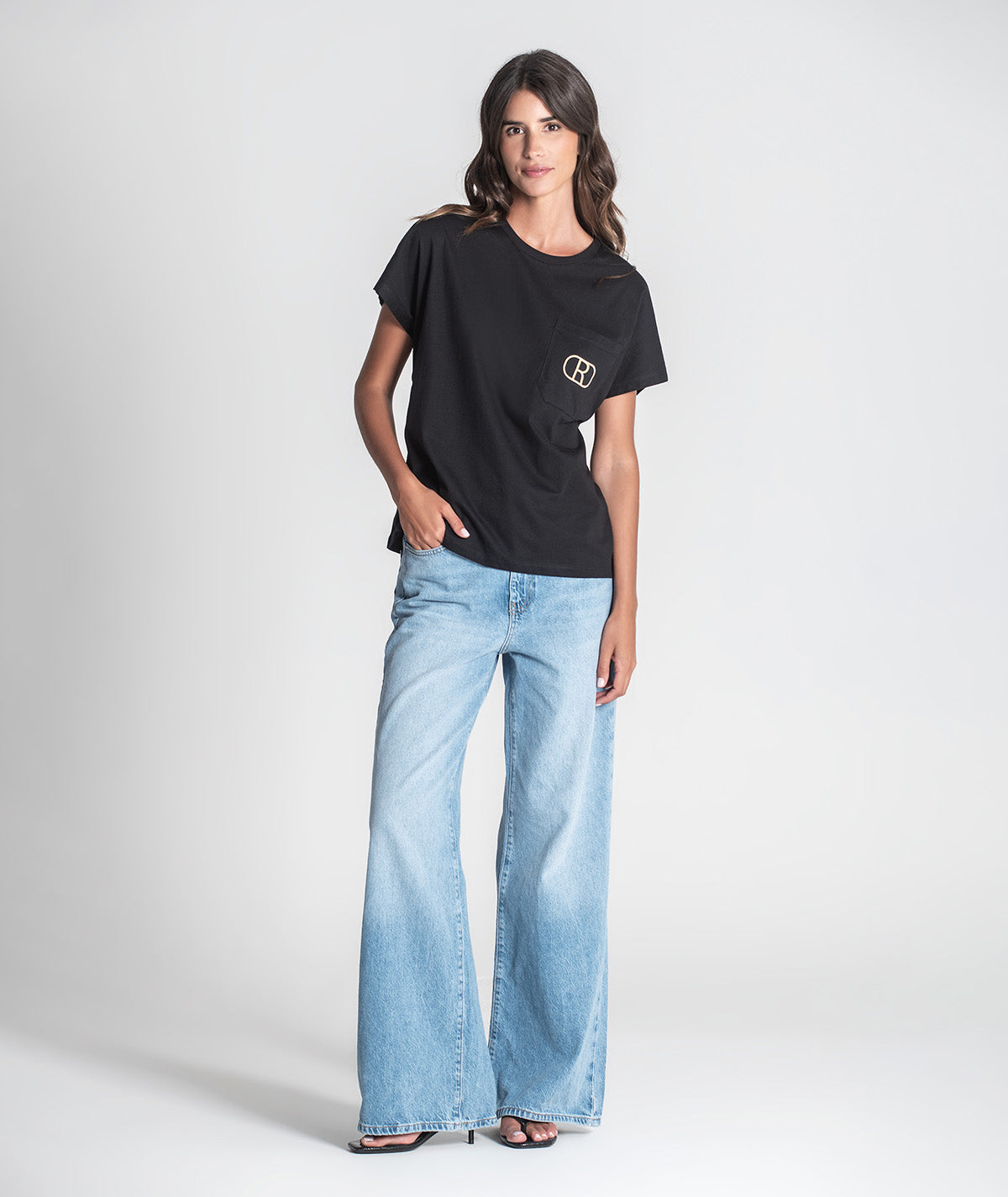T-shirt bolso com R bordado T083