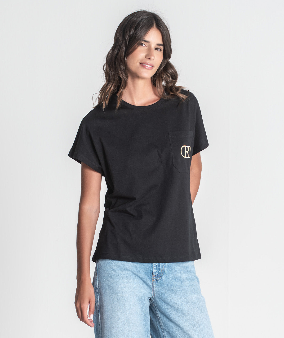 T-shirt bolso com R bordado T083