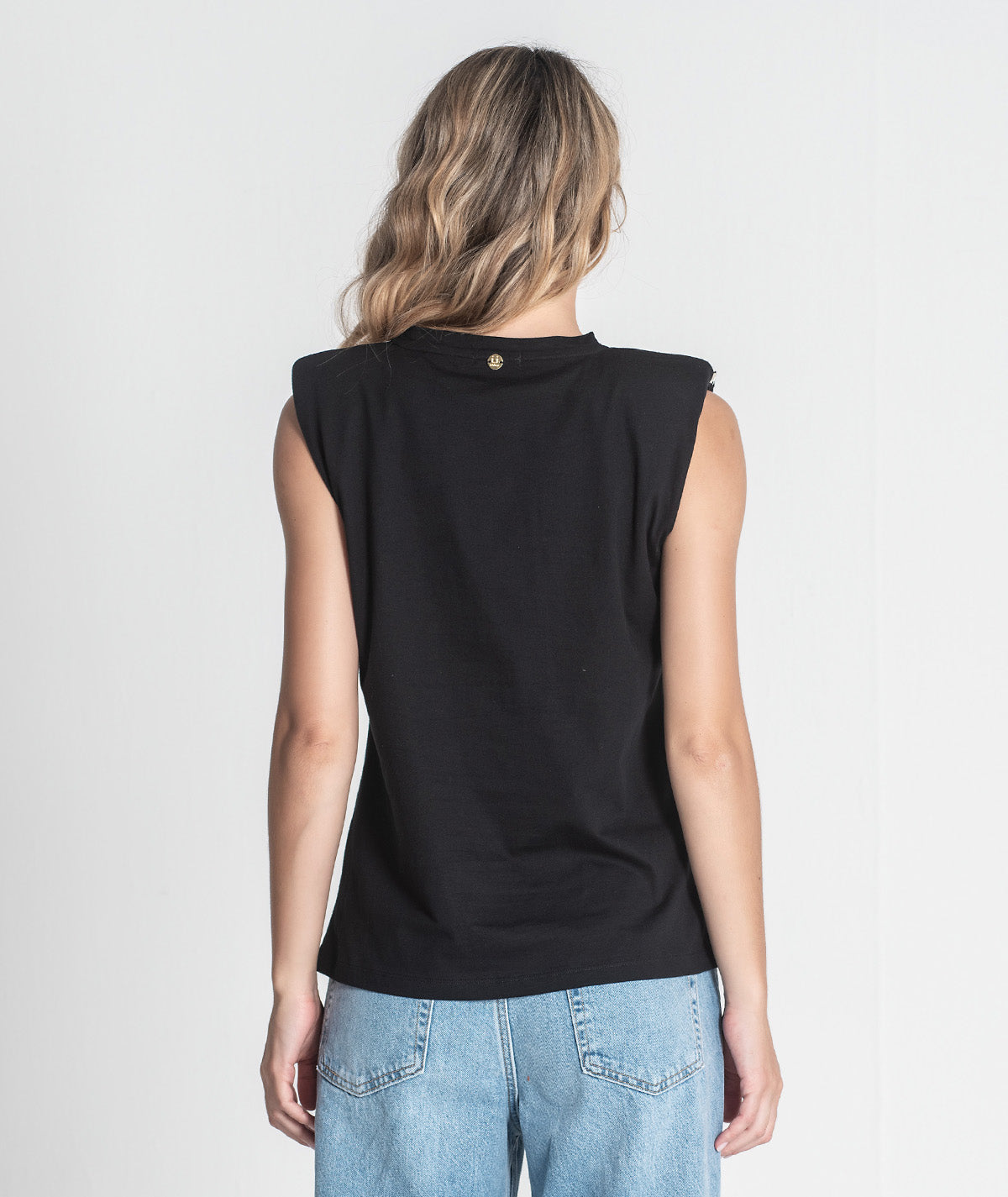 T-shirt com ombreiras e transferes dourados T085