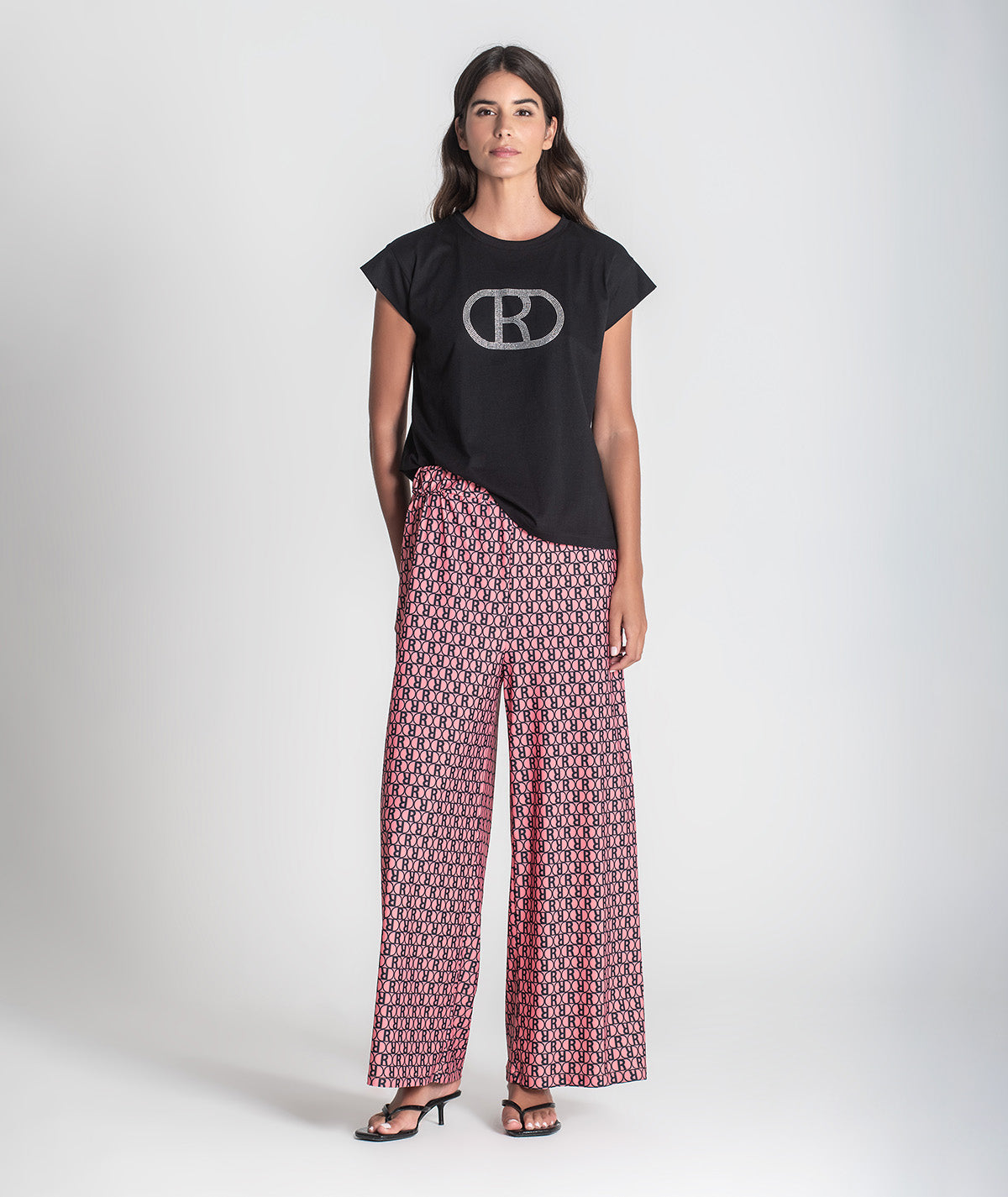 T-shirt com R em trasferes T084